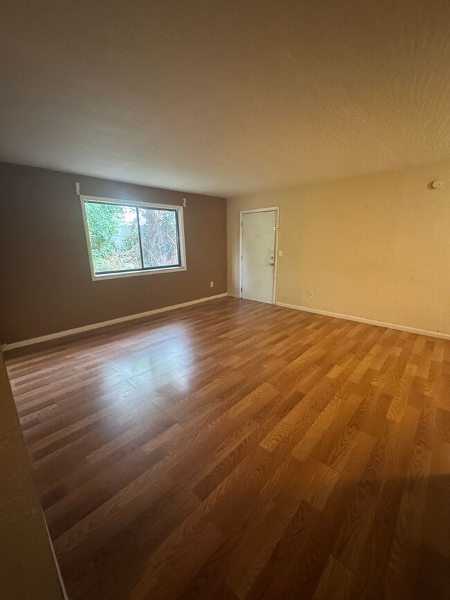 Building Photo - Spacious Ground-Floor 2-Bed/2-Bath Condo i...