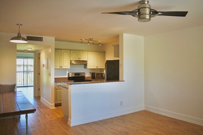 Building Photo - 1627 Meadows Cir W