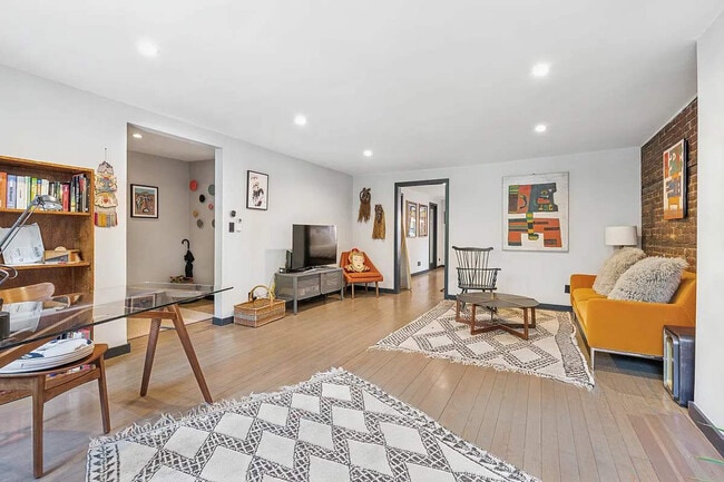 Primary Photo - 7 E 129th St