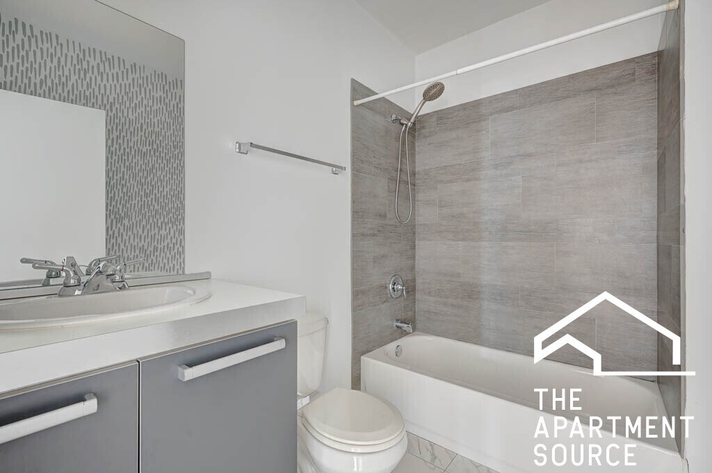 Building Photo - 1545 W Glenlake Ave