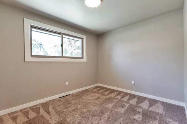 Building Photo - 10 S Busch Ln