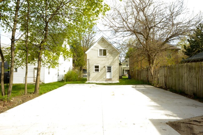 Building Photo - 1424 Sigsbee St SE