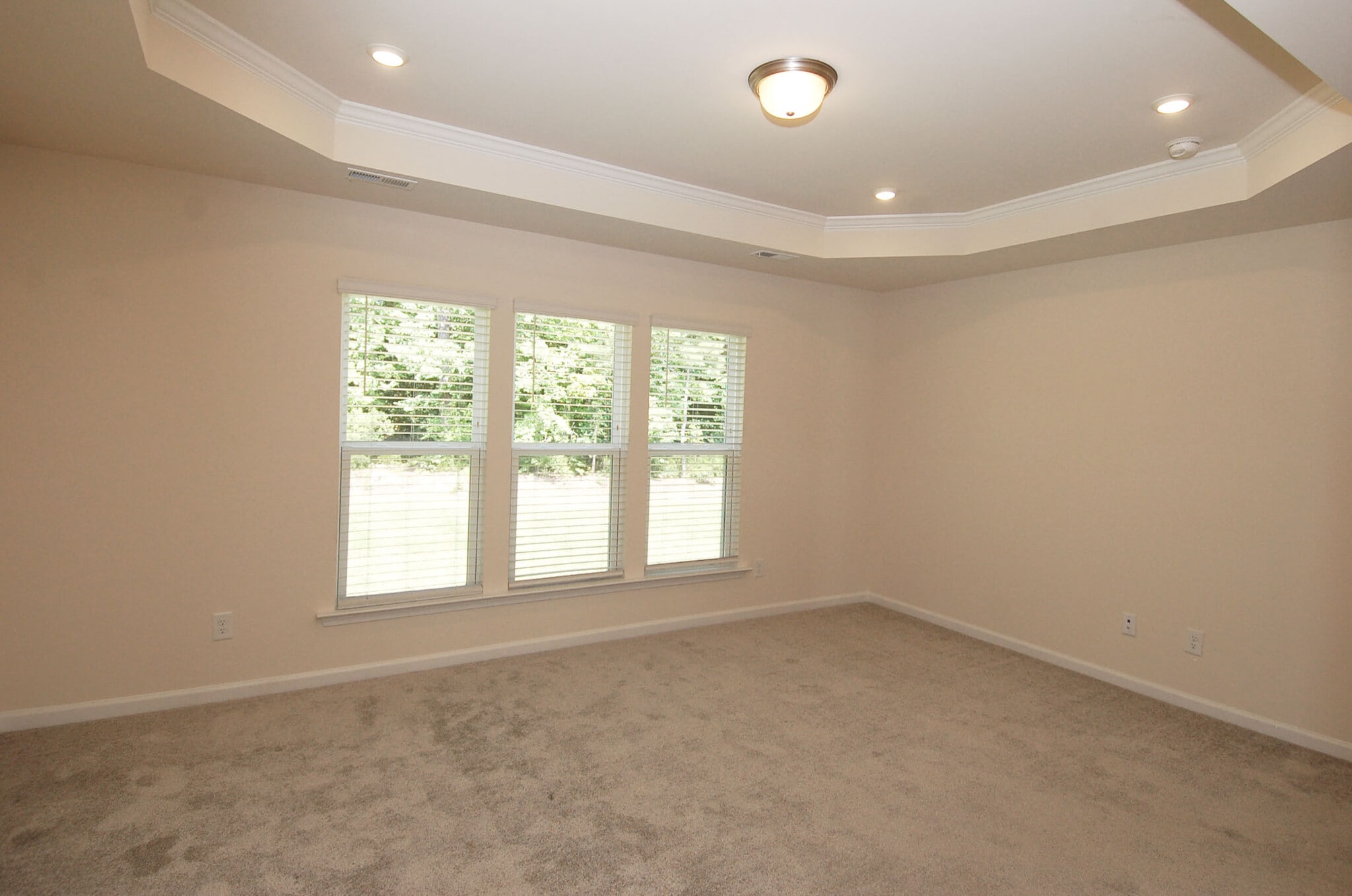 Building Photo - 331 White Oak Ridge Dr