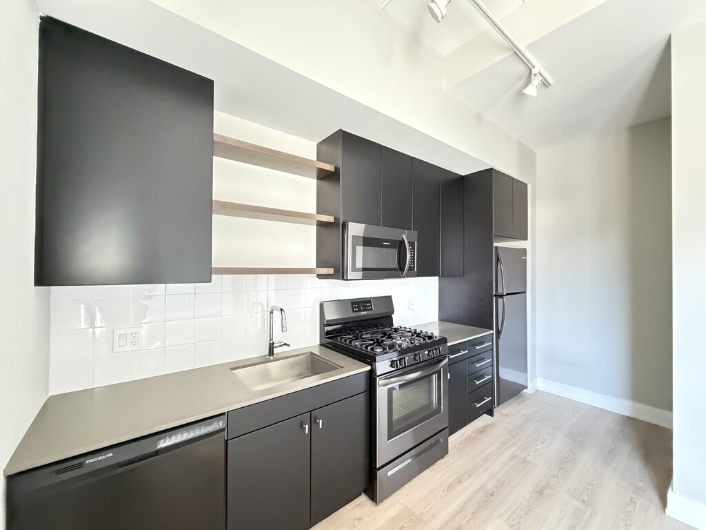 Building Photo - 941 W Belmont Ave