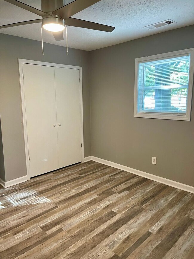 Building Photo - Beautifully remodeled home in Riverdale wi...