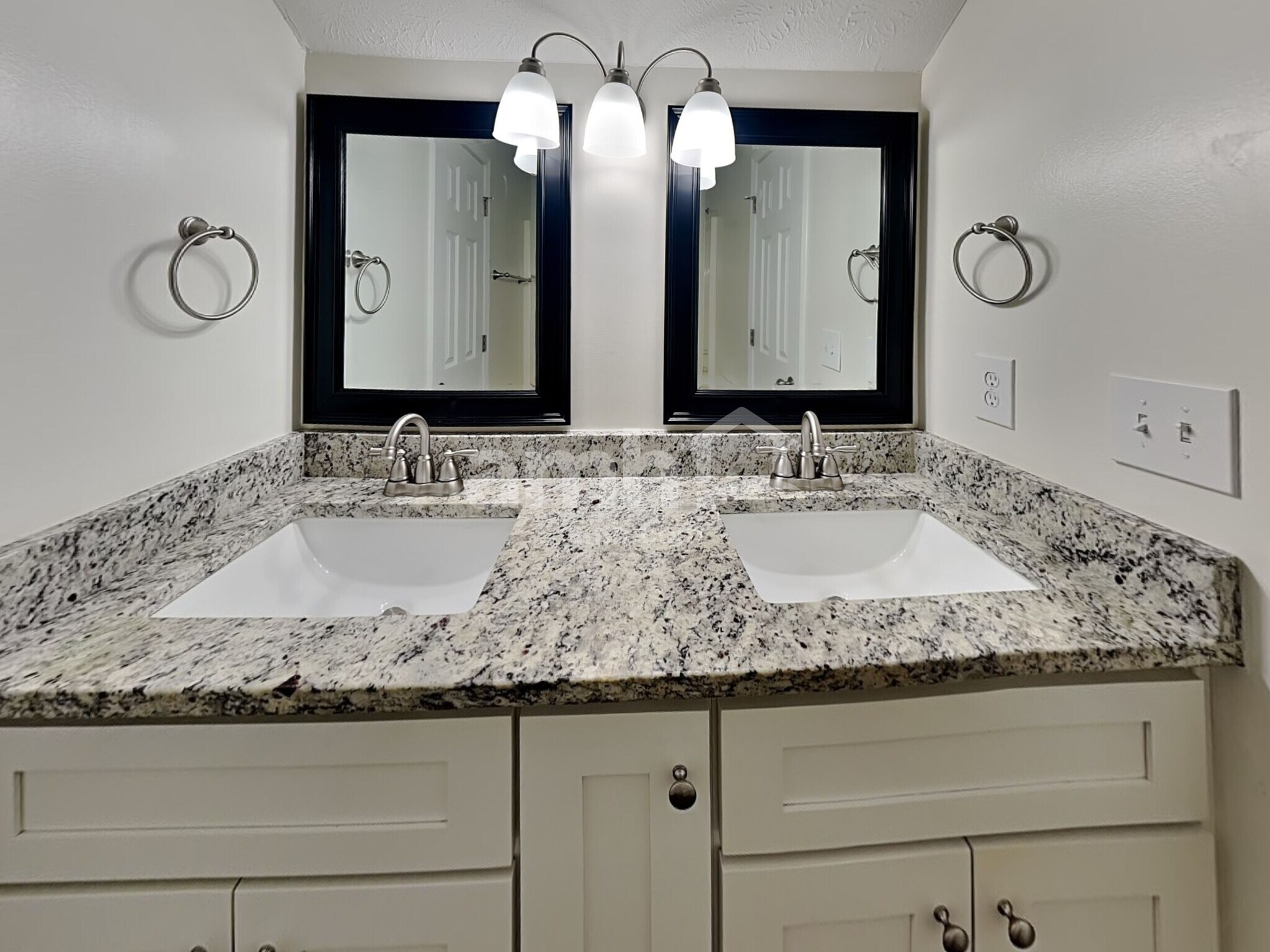 Building Photo - 626 Mable Dr