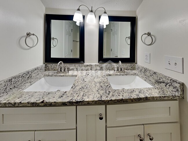 Building Photo - 626 Mable Dr