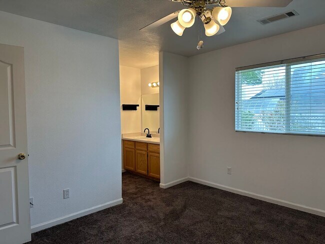 Building Photo - Well maintained home in desirable Ravenwood, Anderson subdivision