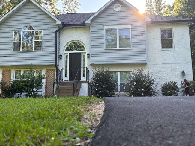Building Photo - Spacious Multi-Generational Home on 3 Acre...