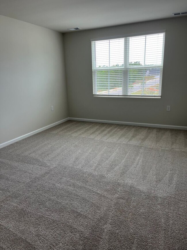 Building Photo - Brand New Townhome
