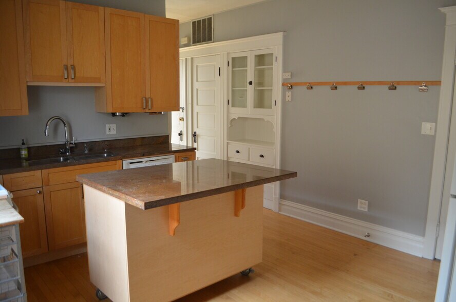Kitchen - 3643 N Hoyne Ave