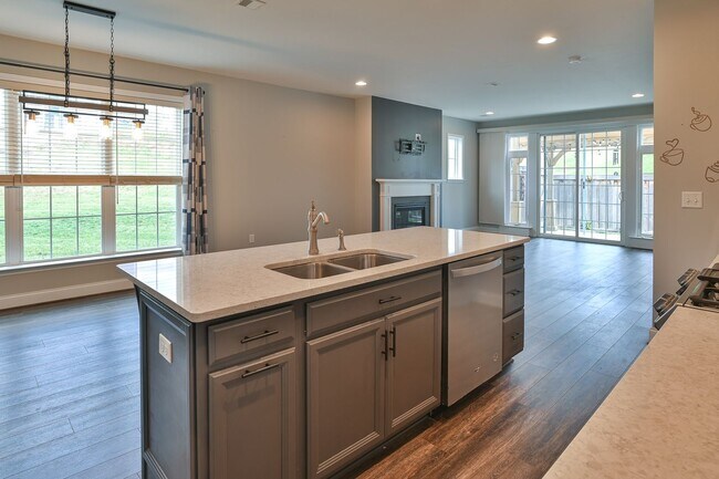 Building Photo - Beautiful Townhome in Arcona Community