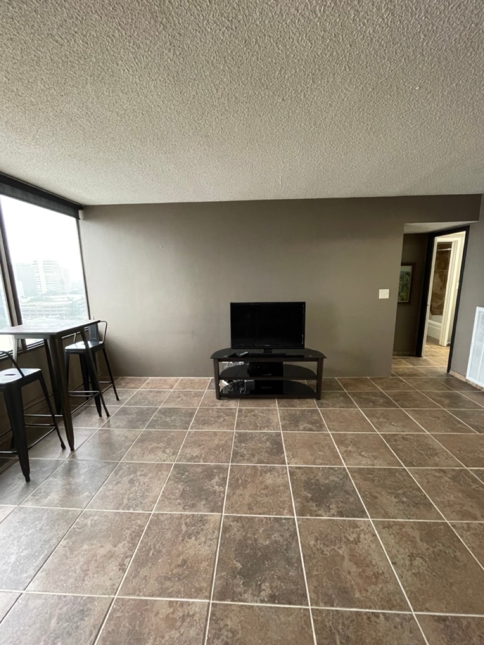 Building Photo - 450 W 7th St