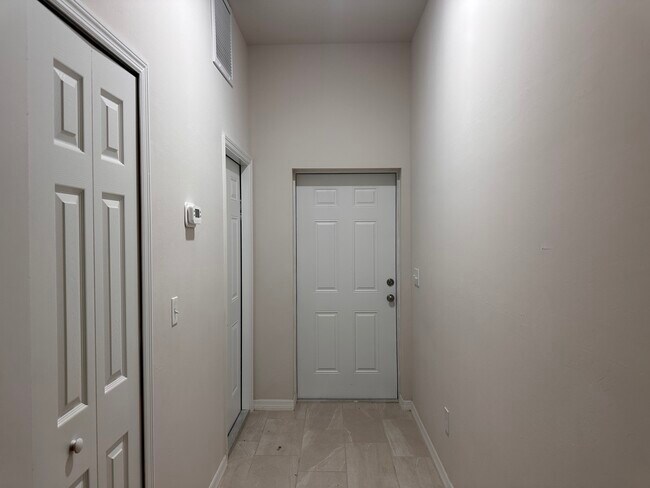 Building Photo - 1415 NE 8th Pl