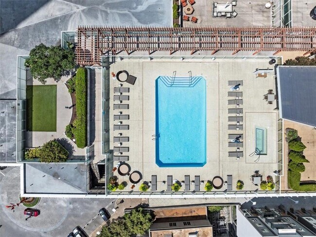 Building Photo - 10 Terminus Luxury 2 Bedroom Condo in Heart of Buckhead