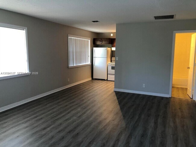 Building Photo - 588 Holly Dr