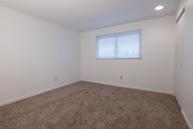 Building Photo - Updated 3 bedroom 1.5 bathroom duplex!