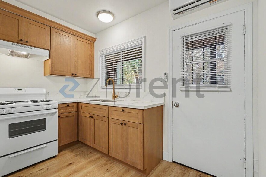 Building Photo - Unit