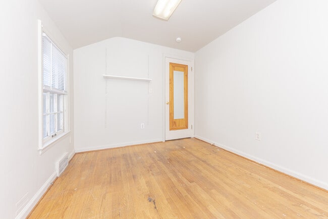 Building Photo - 909 E Ann St