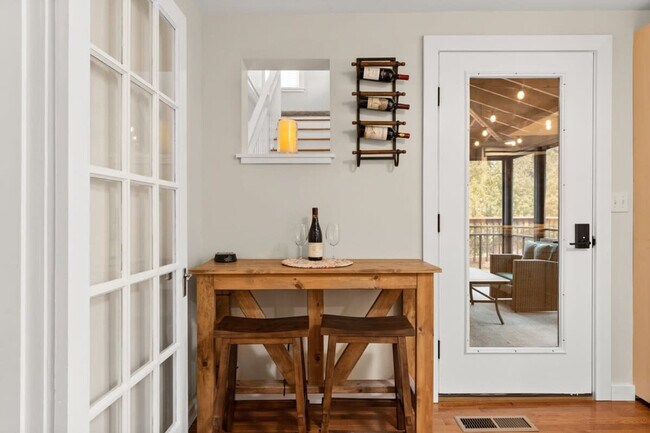 Building Photo - 29 Versailles Ave