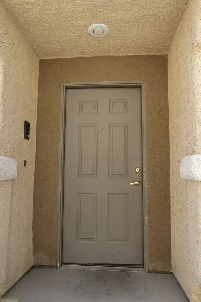 Building Photo - AMAZING 2 STORY TOWNHOME LOCATED IN A GATE...
