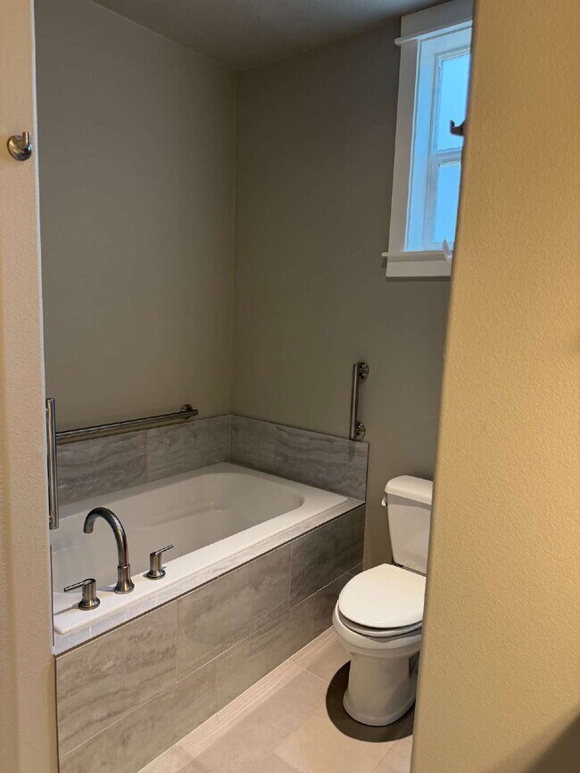 Building Photo - 3 Bed / 2 Bath Single-Family Home in West Linn