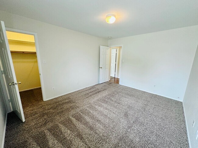 Building Photo - Awesome 3 Bed 2 Bath! Large Texas size home
