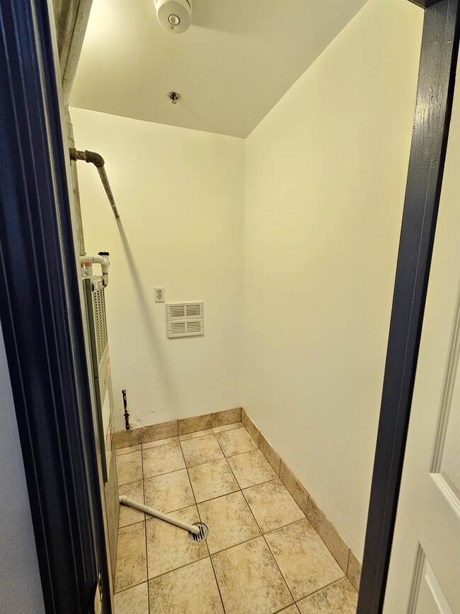 Building Photo - 2707 Central Ave