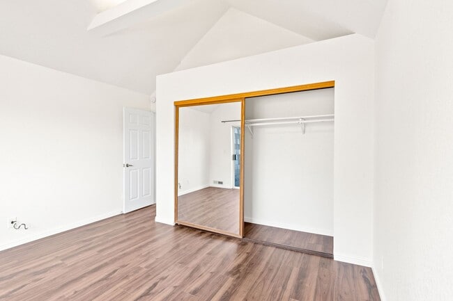 Building Photo - Bright 2 Bedroom 1.5 Bath Condo with Priva...