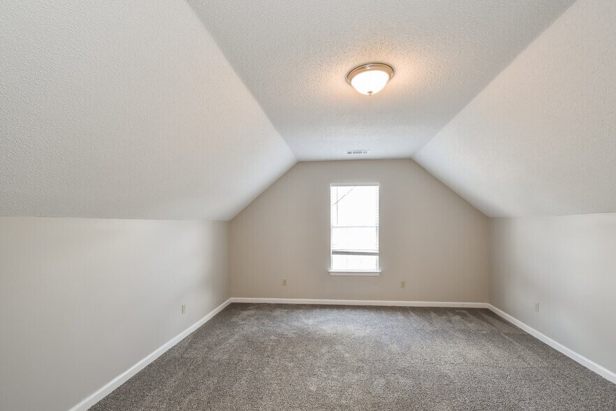 Building Photo - 10237 Green Moss Dr N