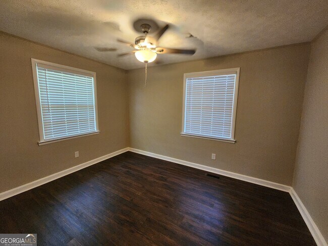 Building Photo - 1615 Sheffield Dr