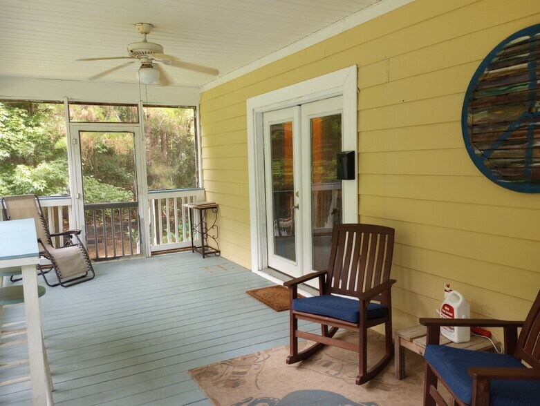 Private entry - 5718 Wildlife Rd