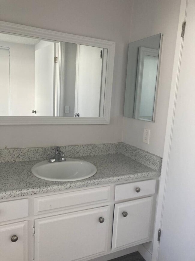 Building Photo - 1.0 bedroom in Los Angeles California 91343
