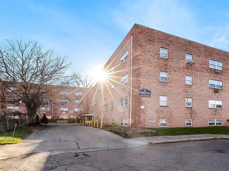 Building Photo - 921 W Spencer St