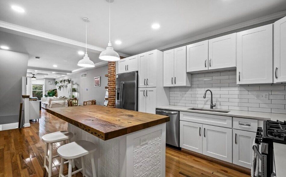 Kitchen - 106 E Clement St