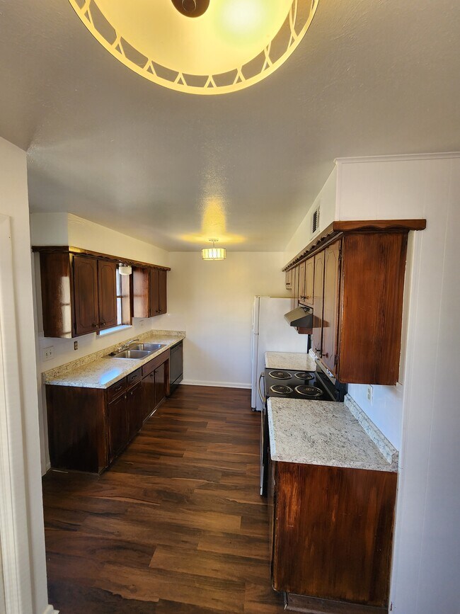 Very nice kitchen - 1901 W Shields Dr