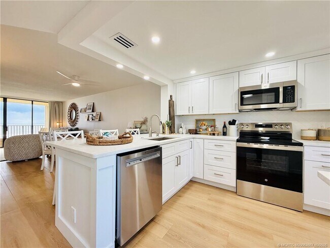 Building Photo - 7370 S Ocean Dr