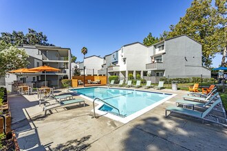 Building Photo - Trailview