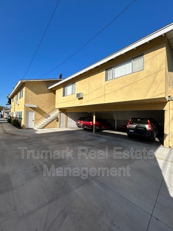 Building Photo - 555 Palm Dr