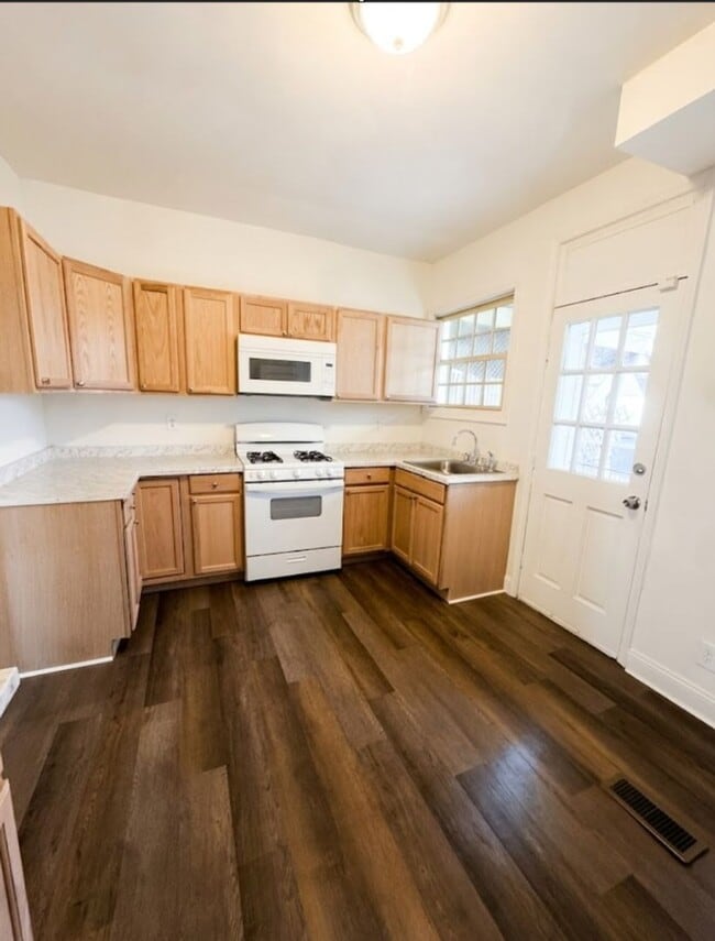 Building Photo - 3632 Parkdale Ave