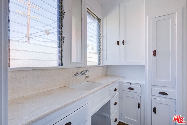 Building Photo - 1445 N Vista St