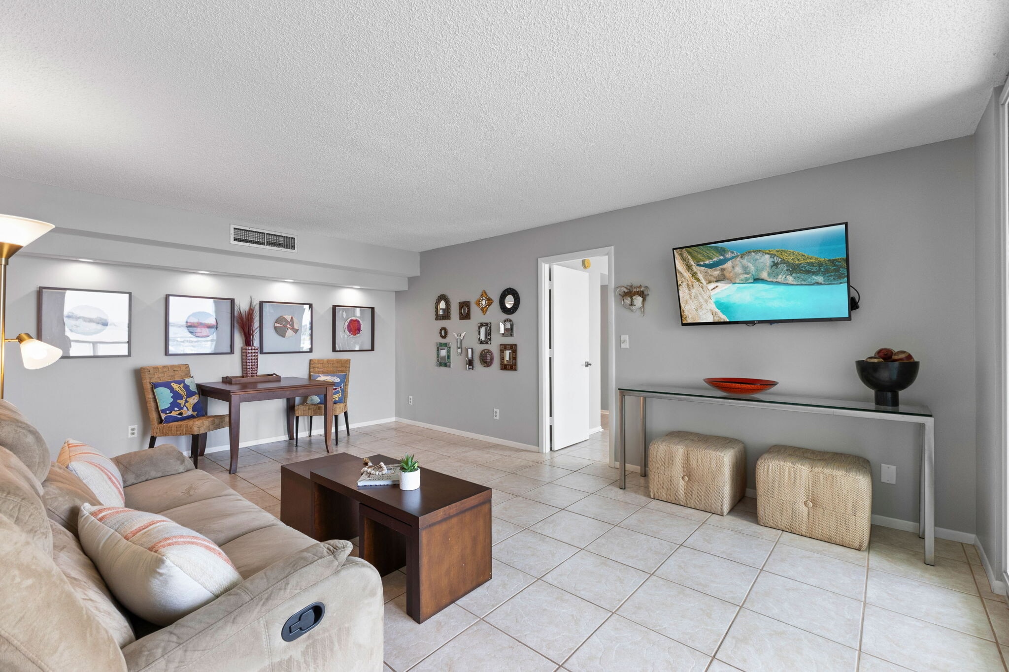 Dining/living area - 1111 N Gulfstream Ave
