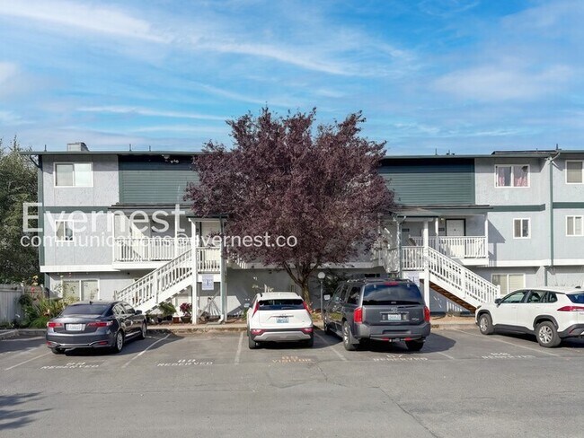 Building Photo - 2 Bed, 1.5 Bath Condo with Off-Street Parking / Available Now!