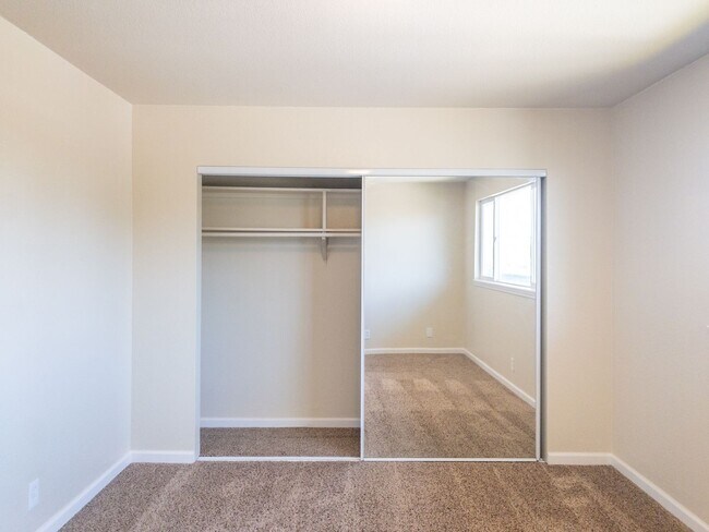 Building Photo - 2BD 1BA Recently Renovated Unit! Parking! ...