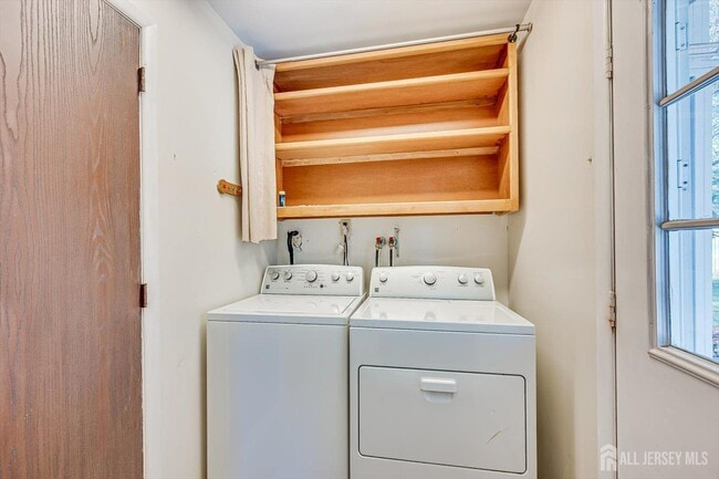 Building Photo - 15 Howell Ave