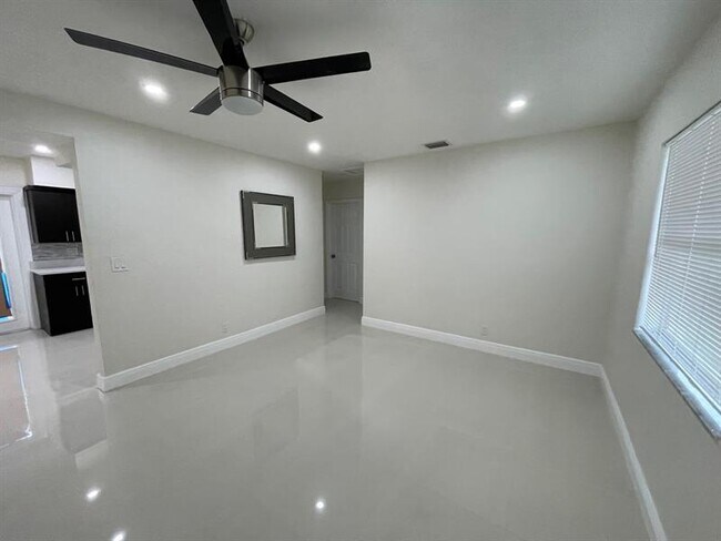 Building Photo - 1809 NW 13th Ct