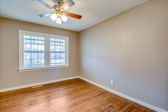 Building Photo - Spacious Townhome in Southeast Wichita