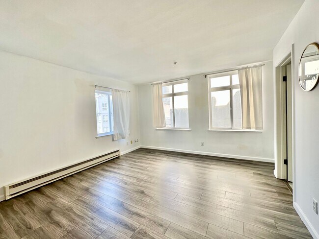 Building Photo - Epic REA: Bright Top Floor Corner Studio w...