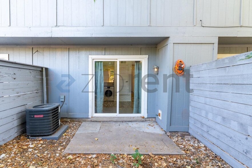 Building Photo - Unit B