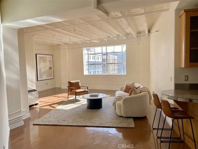Building Photo - 312 W 5th St
